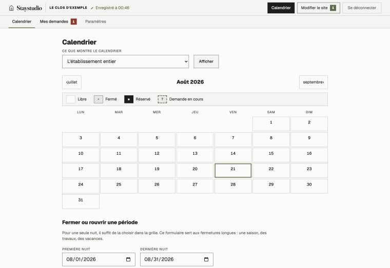 Le calendrier de votre interface : un mois, une légende libre / fermé / réservé, et un formulaire pour fermer une période.