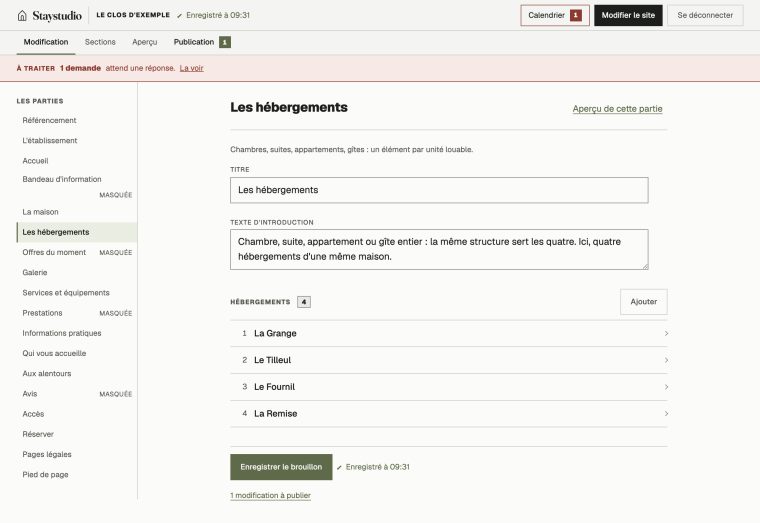 L'écran de modification : la partie « Les hébergements » est ouverte, avec le titre et le texte d'introduction dans de simples champs.